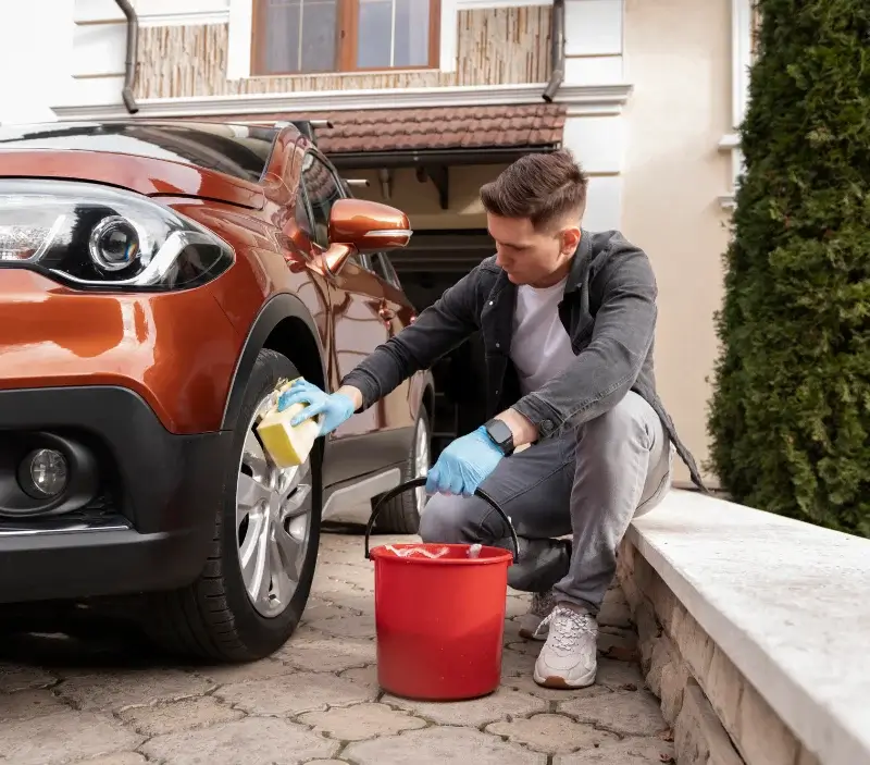 Lavage auto à domicile Saint-Germain-la-Ville : professionnel intervenant sur un véhicule